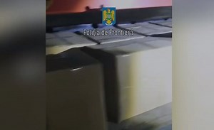 Știri Constanța: 180 kg de tutun ascunse în lăzile de depozitare de sub remorca unui camion, descoperite în PTF Negru Vodă (VIDEO)