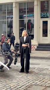 Gigi Hadid looked gorgeous and focused while filming a commercial in New York, with her personal bodyguard ready at any moment to protect her. (🎥) Elder Ordonez #gigihadid #BradleyCooper #reelsvideoシ #reelsfacebook #fashion #newyork #pretty #trendingnow #beautiful #nyc | Elder Ordonez