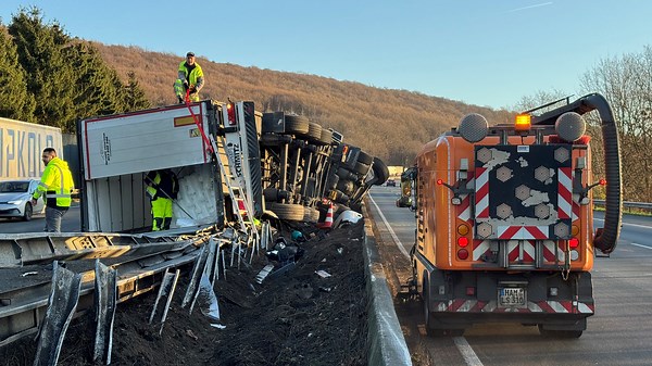Sperrung A2 nach Lkw-Unfall | WDR aktuell