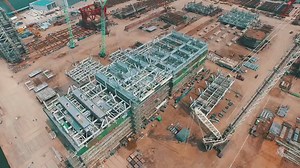 Cliquez et découvrez la dernière vidéo sur #YamalLNG, un projet majeur pour Technip ! Depuis la Chine et le chantier de fabrication de PJOE, découvrez le chargement et le départ par bateau du 1er module pipe-rack ! Remporté en 2014, le projet #YamalLNG comprendra, à terme, trois trains de liquéfaction d'une capacité de 5,5 millions de tonnes par an chacun, parmi les plus grands au monde. | Technip