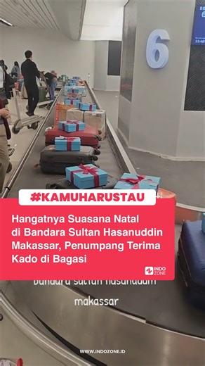 INDOZONE - #KAMUHARUSTAU on Instagram: "Perayaan Natal 2025 di Bandara Sultan Hasanuddin Makassar berlangsung dengan cara yang tidak biasa. Sejumlah penumpang dibuat terkejut setelah mendapati bagasi mereka disertai kado saat tiba di bandara. Momen tersebut diketahui dari unggahan akun TikTok marcellpaluruan pada Kamis (24/12/2025), yang memperlihatkan pengalaman sang pemilik akun menerima kado saat mudik. Dalam unggahannya, ia menyebut perjalanan pulang kampung kali ini terasa lebih berkesan ka
