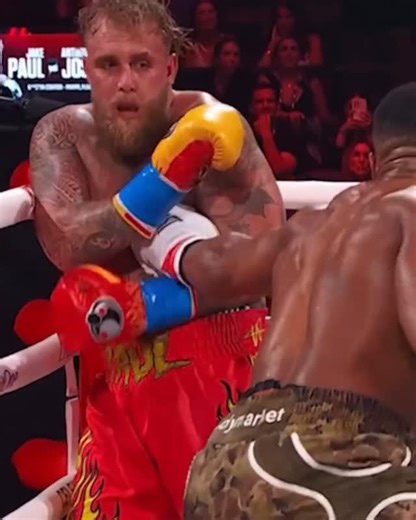 Omar Vega on Instagram: "Anthony Joshua le dio cátedra a Jake Paul y lo mandó a dormir en el sexto asalto en Miami, el 19 de diciembre de 2025. Pelea de peso pesado que se acabó cuando el castigo fue demasiado: Paul terminó noqueado y directo al hospital, con fractura en la mandíbula. Noche amarga para el influencer-boxeador y mensaje claro para todos: la experiencia y el poder de Joshua se sintieron desde la campana inicial hasta el final. Aquí no hubo sorpresa, hubo realidad. 🥊💥"