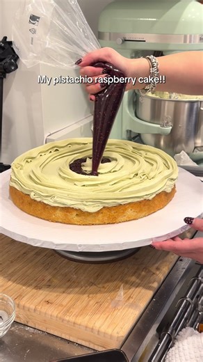 Delicious Pistachio Raspberry Star Cake Recipe