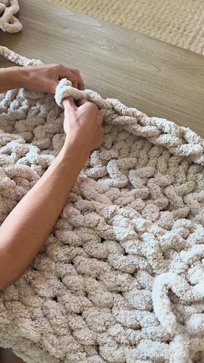 DIY Hand Knit Chunky Blanket Tutorial for Home Decor