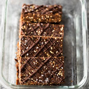 These Salted Quinoa Snack Bars are super fudgy with crispy quinoa in every bite. The perfect healthier snack to keep you going in the afternoon. Recipe: http://sweetpeasandsaffron.com/2017/04/chocolate-almond-quinoa-snack-bars.html | Sweet Peas & Saffron