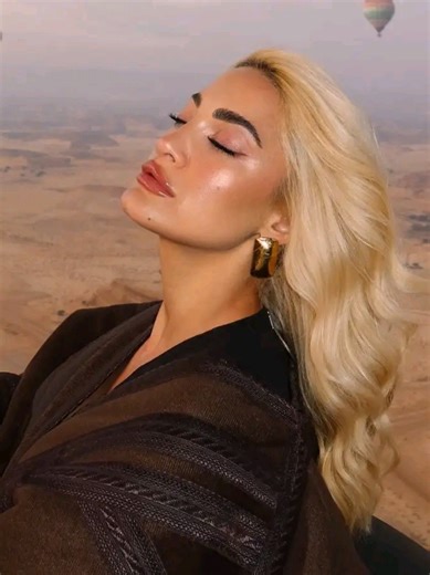 ✨Την Ιωάννα Τούνη συνάντησε ο ρεπόρτερ Γρηγόρης Μπάκας στο Πρωινό του ΑΝΤ1, κατά την άφιξή της στην Αθήνα για να πάρει τον γιο της, Πάρη, από τον πατέρα του Δημήτρη Αλεξάνδρου. Η γνωστή influencer, που αναμένει τη δίκη της για το revenge porn βίντεο στις 27 Μαρτίου, ξεκαθάρισε ότι δεν είναι έγκυος, μετά τα σχόλια που πυροδοτήθηκαν από την επίσκεψή της στον γυναικολόγο. Διαβάστε περισσότερα στο TLIFE.gr 🔗 #tlife #ioanbatouni #interview #influencer