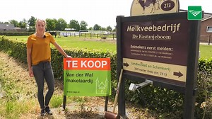 Deze boerderij van Monique van Middelaar uit Bunschoten staat te koop. Het is een ludieke actie van het NAJK. Meerdere boerderijen van jonge boeren zijn te koop bij Van der Wal Makelaardij, wijzend naar minister Christianne van der Wal. De jonge boeren zijn het niet eens met het stikstofbeleid en voeren op deze manier actie. ‘Wat de boerderij waard is, geen idee. Maar wat de minister biedt is niet genoeg’ reageert Van Middelaar. | Nieuwe Oogst