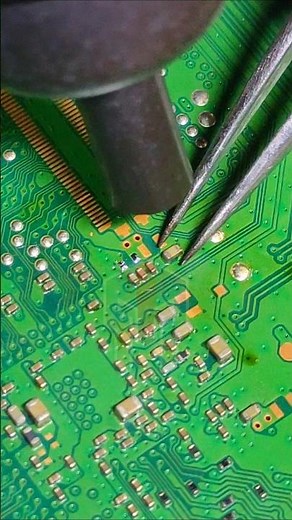 Removing a shorted SMD MLCC (Multilayer Ceramic Capacitor) Capacitor #capasitor #smd #ps3 #mlcc