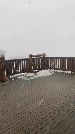 Snowfall at Ben Lomond = pure magic ❄️✨The kind that makes you stop, look up, and smile like it’s your first time seeing snow again 🏔️💙We’re just a short drive from Launceston, right in the heart of Ben Lomond National Park, and yes — you can get here easily with our Troopy shuffle bus 🚌Leave the car at the lower car park and we’ll take you up the mountain to the snow. Simple, safe, and way more fun than driving yourself 😉Snow’s falling — are you coming?📍Open 7 days a week | 9:00 AM – 4:30