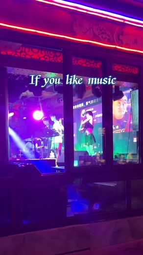 Exploring the enchanting beauty of #Houhai in Beijing! 🏮 This historic area boasts serene lakes, traditional hutongs, and colorful nightlife. From live music at vibrant pubs to savoring local delicacies at lakeside eateries, every moment here is a journey into Beijing’s rich culture. #pubs #beijing #music #food #streetsnack #foodie #lake #hutong #citywalk | China Close-Up