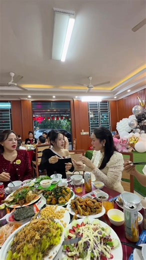 Trả lời @nguyễn thu hông Đúng chuẩn nhà hàng Sông Hồng nha các ty ơi. Về cơ bản cũng thích tiết canh Vịt lớm mà k dc ăn mn ạ. Cơ mà con em @Linh Nho - Phương Linh nó tham quá🤪@THUÝ DIỆU - YSKIN