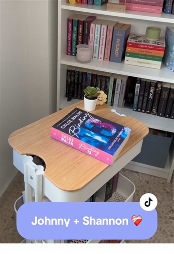 10 de enero. Hace 21 años, Johnny Kavanagh y Shannon Lynch se conocían por primera vez. La historia más desgarradora, emotiva, humana e intensa que he leído jamás. Mis favoritos, para siempre ❤️‍🩹❤️‍🩹❤️‍🩹 Libro: Binding 13, Chloe Walsh. Saga de Los Chicos de Tommen. #libros #boysoftommen #binding13 #shannonlynch #booktok