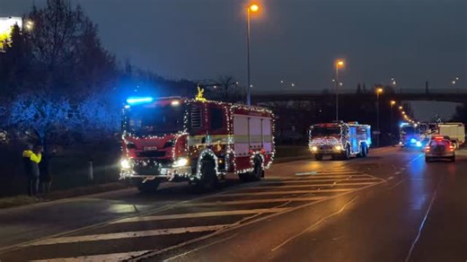 TECHNIKAIZS.CZ on Instagram: "Dnes se v Praze uskutečnila Vánoční jízda pražských profesionálních a dobrovolných hasičů, která odstartovala z Radotína. @sdh.lochkov @hasici_zbraslav, JSDH Velká Chuchle, @jsdh_praha16_radotin , @hasici_lipence a @hasicipraha ."