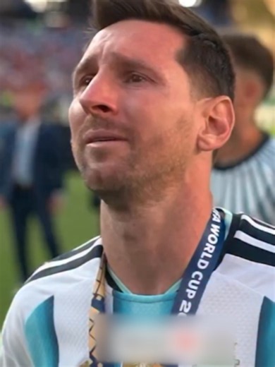 Lionel Messi rompió en llanto tras recibir la medalla de subcampeón, luego de la derrota 1-0 de Argentina frente a España en la final de la Copa del Mundo 2026. Las imágenes del capitán argentino reflejaron la emoción tras quedarse a un paso del título. #Latinus #InformaciónParaTi
