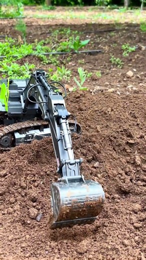 RC Excavator Digs a Water Channel!