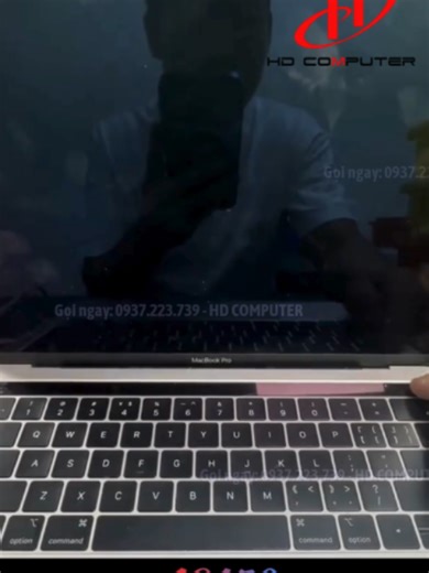 🛠️ MACBOOK A2159 SỬA MAIN NHANH TRONG NGÀY 🛠️ 💻 MacBook A2159 gặp lỗi main như mất nguồn, không nhận sạc, treo táo… cần xử lý nhanh để không gián đoạn công việc ⚠️ DẤU HIỆU LỖI MAIN ❌ Nhấn nguồn không lên 🔌 Cắm sạc không nhận ⚡ Lên nguồn nhưng không vào macOS 🔥 Main nóng bất thường 💥 Lỗi linh kiện gây chập chờn 🔎 NGUYÊN NHÂN Lỗi IC nguồn mosfet Chạm chập trên main Oxy hóa do ẩm hoặc vào nước Đứt mạch nguồn 🛠️ SỬA MAIN A2159 TẠI HD COMPUTER ✅ Đo kiểm nhanh xác định đúng bệnh ✅ Sửa main ch