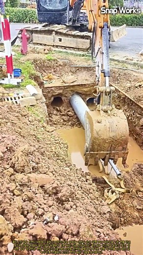 굴착기 암 유압 가압과 수동 레버를 활용한 대형 PVC 배수관 암거 정밀 관통 공정 #worker #process #heavyequipment #underground