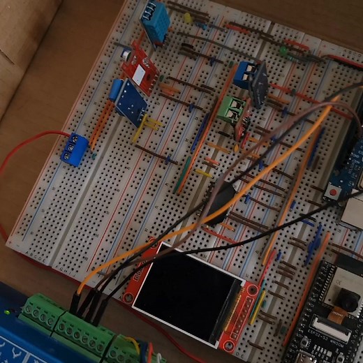 Sistema eléctrico minimal con ESP32 y Arduino