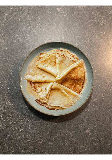 🥞 TUTO CRÊPES MAISON Aujourd’hui on voit comment faire des vraies crêpes maison : simples, lisses, sans grumeaux ✨ Ingrédients : • 250 g de farine • 75 g de sucre • 3 œufs • 500 g de lait • 30 g de beurre • 1 pincée de sel Étape 1 : On pèse TOUT. Toujours. Ça évite de paniquer quand tout doit s’enchaîner vite 😅 Étape 2 : Dans un saladier, on mélange la farine, le sucre et le sel. On fait un puits au centre. Étape 3 : On ajoute les œufs dans le puits. On commence à mélanger doucement au fouet, 