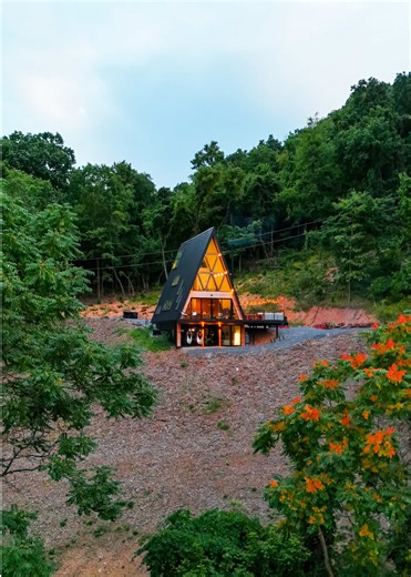 An a-frame that’s so much more than some boring cabin 😎 📍Shenandoah Valley, Virginia 🏷️ - - - #aframe #shenandoahvalley #dc #virginia #aframecabin