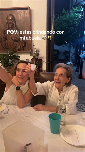Brindar con ella 👵🏼🥂 el final es lo mejor 🤣#abuela #brindis #fyp