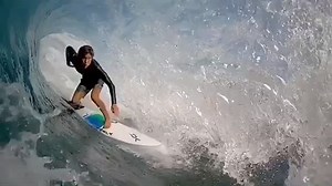 What’s more epic: @davideconomos line, or the beautiful barrel beneath the surface? 🎥 @jrmaosi | Wetsuit Warehouse