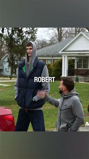 The 7'7 inches giant behind the Alien monster