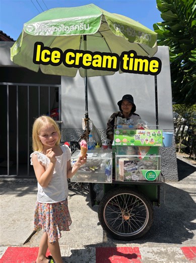 ภูเก็ตคือห้องเรียนภาษาไทยของเธอ 🇹🇭🍦 เริ่มจาก “สวัสดีค่ะ” ถามว่า “มีรสอะไรบ้างคะ?” จบที่ “อร่อย!” 🥹 Phuket is her Thai classroom. Real life Thai > textbook Thai 💛 #ภูเก็ต #เด็กพูดไทย #ชีวิตในไทย #ThaiIanguage #thai