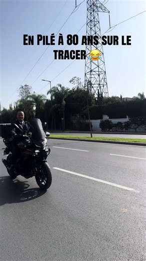 Grand-père fait du moto : 80 ans en pilé sur le Tracer