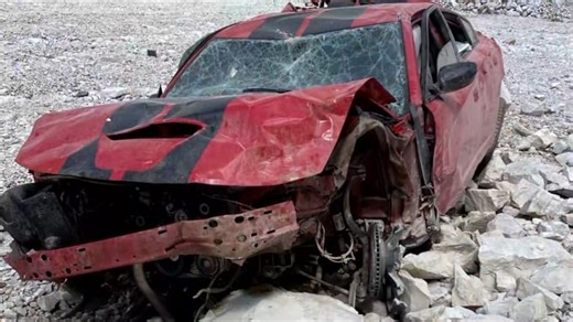 حادث سيارة لم ينج من فيها.. طارت فوق سياج الطريق وسقطت على بُعد 350 قدمًا