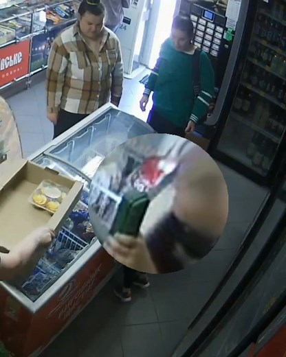 Шукаємо жінок, гуляючи з якими маленький хлопчик залишив фонарик на столі біля млинної