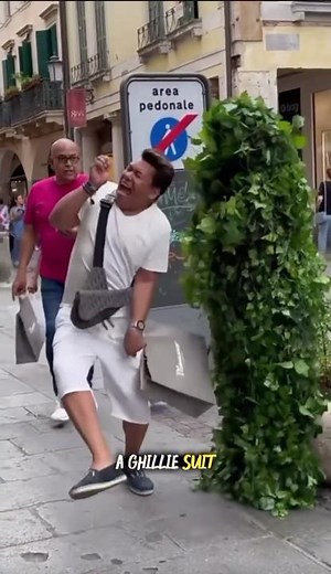 Scaring Strangers In Ghillie Suit Costume 🌱😭