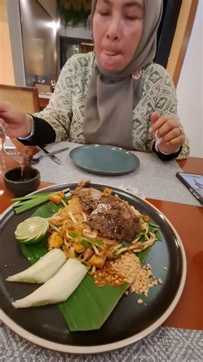 Kuliner Koh Lipe Thailand. Pad Thai With Grilled Beef. Sanae Lipe Halal Eatery & House.