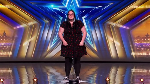 Supermarket worker Stacey Leadbeatter wins KSI's Golden Buzzer! | Auditions | BGT 2025 - Vídeo Dailymotion