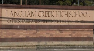 235K views · 2.4K reactions | ❗️ El momento en que cuatro estudiantes persiguen y golpean a un entrenador dentro de una secundaria en Texas. | Univision Noticias | Facebook