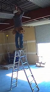 Miracle Save: Worker Dangles After Ladder Fail Denver, Colorado — June 12, 2025 A construction worker in Denver narrowly avoided a life-altering injury this week when his ladder kicked out from under him during a routine ceiling installation. The dramatic security footage captures the man standing on the top rungs of a step ladder when the base suddenly slides across the polished concrete floor, leaving him suspended in mid-air. In a display of impressive upper-body strength and quick reflexes, 