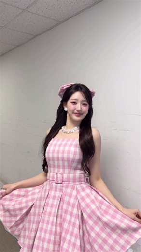 H1-KEY 하이키 on Instagram: "𝑩𝒂𝒓𝒃𝒊𝒆 𝑯𝒘𝒊🎀의 예쁜 나이 25살 🌸˖ ✧⁺. #H1KEY #하이키 #HWISEO #휘서"