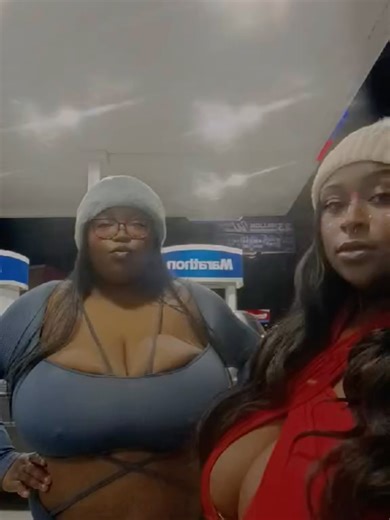 ReeRee🫦😏🍫🤞🏿 on Instagram: "It’s getting cold! Come warm up!! 🥶❄️☃️ #twinsister #biggirls #viral #topheavy #pressure #f4f #selflove #tennessee #blackwomen #money #facecard #bigtitty #chilling #nippleshard #prettybiggirls"