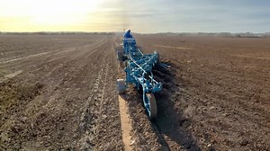 Classic Ford tractors: 5001 and TW35 at work