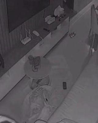 @gore.reel on Instagram: "Follow @gore.reel for more 🩸 《洞》(2003 年）讲述了斯坦利·叶纳茨四世（希亚·拉博夫饰）的故事,他是一名青少年,被错误地判定犯有盗窃罪,并被送往德克萨斯州残酷的青少年拘留中心绿湖营。被拘留者由腐败的沃克监狱长（西格妮·韦弗饰）管理,他们必须每天挖洞寻找与不法之徒基辛·凯特·巴洛有关的宝藏。斯坦利与赫克托·"零"·泽罗尼成为朋友,打破了家庭诅咒并找到了宝藏。 剧情概要和关键元素 前提与诅咒:斯坦利·叶纳茨来自一个因曾曾祖父未能兑现对立陶宛算命师泽罗尼夫人的承诺而被诅咒"运气不好"的家庭。他因偷窃棒球明星克莱德·"甜脚"·利文斯顿捐赠的鞋子而被不公正地判刑。 绿湖营地:抵达后,斯坦利发现湖水早已干涸。这些男孩,包括“零”（克莱奥·托马斯饰）、腋窝、之字形、鱿鱼、磁铁和 X 射线,被迫每天挖一个 5x5 英尺的洞来“塑造性格”,尽管典狱长实际上正在寻找被盗的宝藏。 交织的历史:这部电影在现在和过去之间切换,展示了 110 年前萨姆被谋杀后湖水如何干涸。萨姆是一名洋葱小贩,深受学校教师出身的姻亲凯瑟琳“亲吻