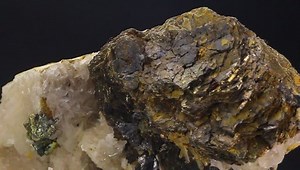 clip-22019587-mineral-natural-form-texture-pyrite-calcite