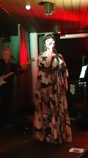 💞 Upea Hanna Hirvonen & Amantes 💞 Sydämellinen kiitos illasta! 🥰 💃 🕺 Hanna Hirvonen Official #amantes #tunnelmointia #iltatanssit #tanssimusiikki #tapahtumahotellitallukka #vääksy | Tapahtumahotelli Tallukka