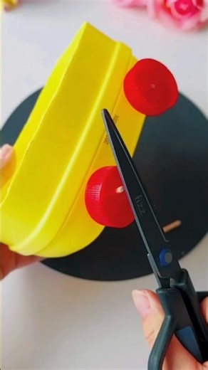 Made a toy car using waste materials from home. .🚕🎉 #sorts #ToyCar#CreativeKids