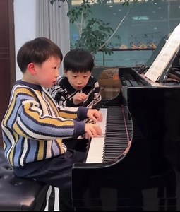 246K views · 10K reactions | Khoái 2 ông này quá  Hành Khúc Thổ...