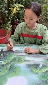 A 9-year-old girl has displayed her painting skills in her yard. She used a blower to spill pigment on the canvas, and held the brush to draw various shapes – a different technique compared to traditional Chinese painting skills. Using her own methods, the prodigy created a beautiful Chinese painting. #FunChina | China Plus Culture
