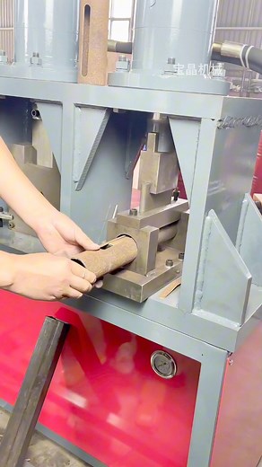 Multi-station hydraulic punching and shearing machine, rectangular tube cutting and punching. #hydropress #ironwork #cutting | 刘良波