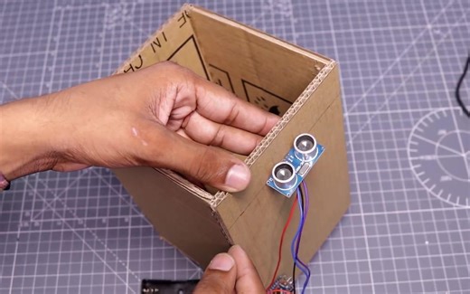 感应垃圾桶原理很简单，自己动手也能做出来