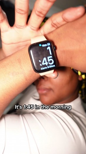 Cómo dormir con rodillos en el cabello