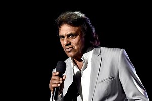 Legendary singer Johnny Mathis announces final performance before retirement