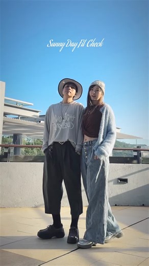 自拍豪 Calix on Instagram: "👩🏻‍🤝‍👨🏼 Sunny Day Fit Check - #自拍豪 #顏色穿搭哲學 #說穿 #couplefitcheck"